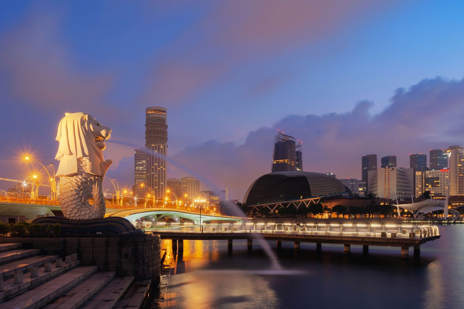 Evening view of Singapore Merlion